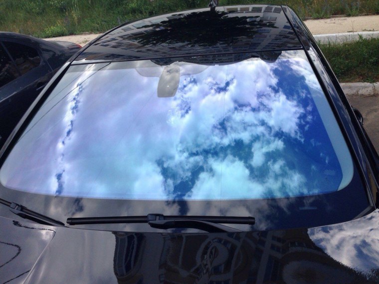 Лобовое стекло машины