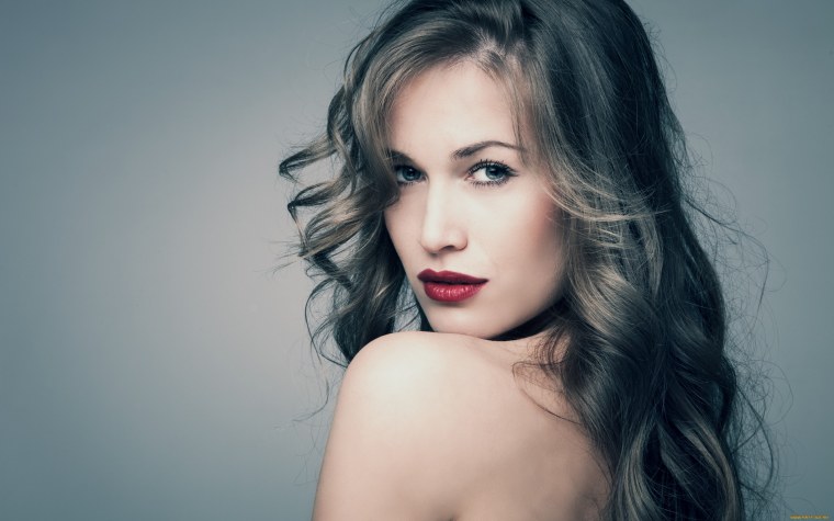 Волосы на лице у девушки