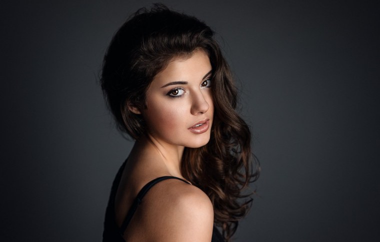 Кареглазая брюнетка