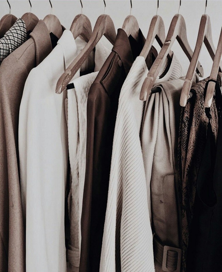 Женская одежда на вешалке