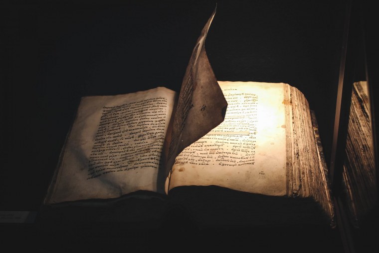 Книги на темном фоне