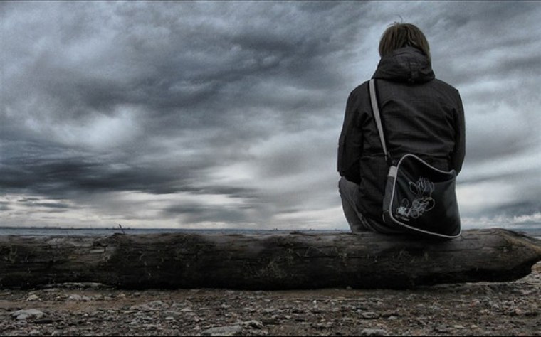 Человек в капюшоне спиной