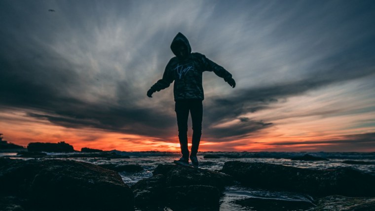 Человек на фоне Луны