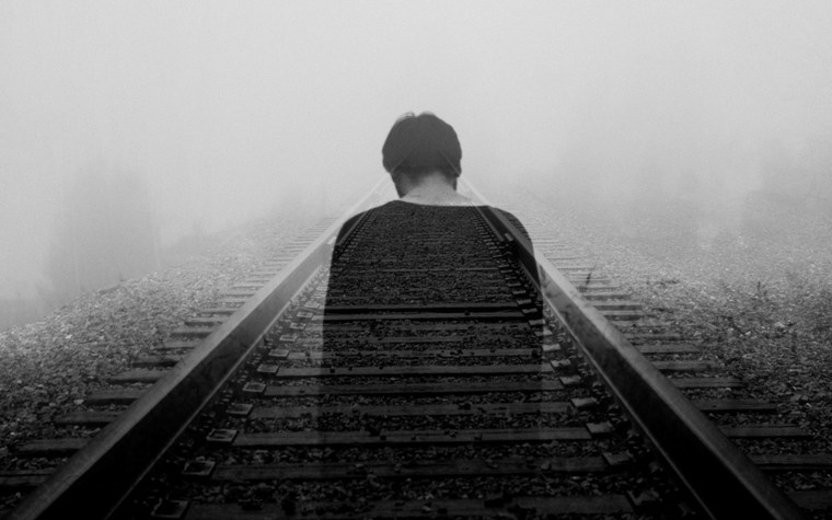 Одинокий человек на дороге