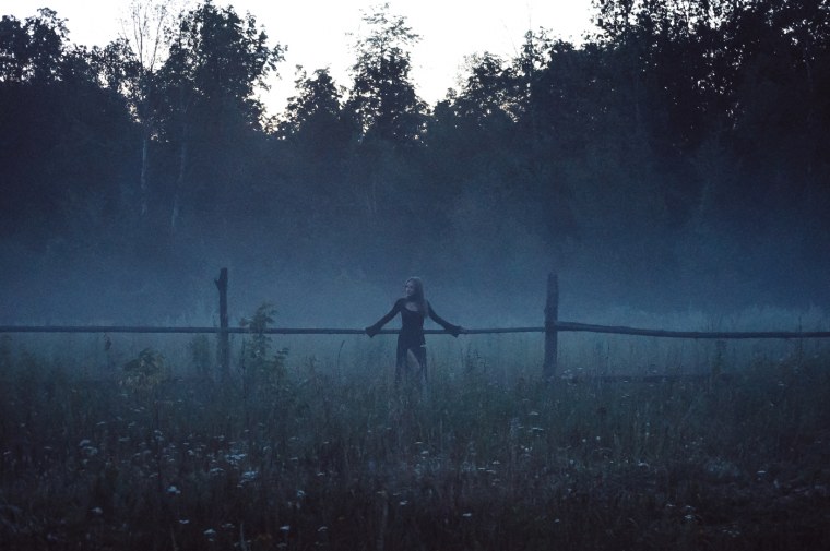 Девушка в туманном лесу