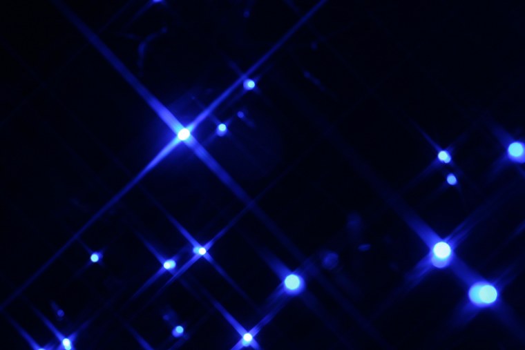 Световые блики на черном фоне