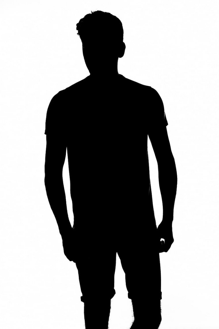 Силуэт молодого человека