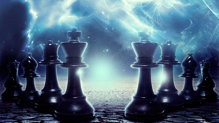 Шахматные фигуры на белом фоне