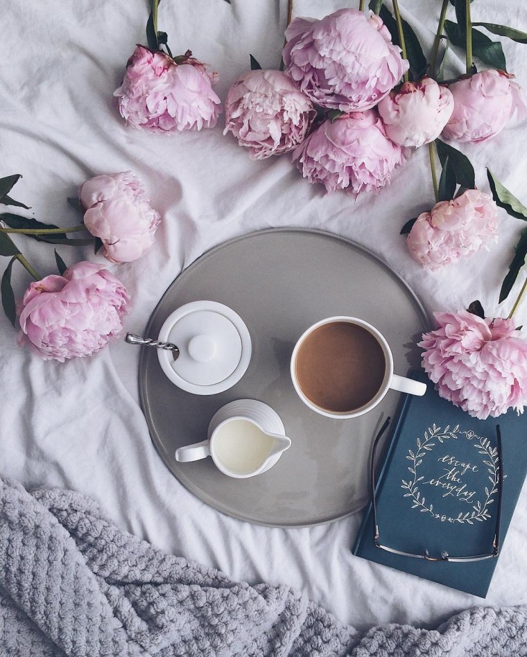 Чашка кофе на столике