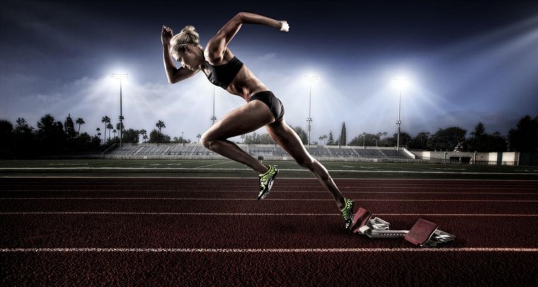 Девушка на старте бег