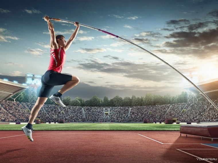 Красивая девушка занимается спортом