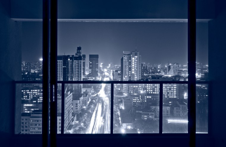 Панорамный вид на ночной город с балкона