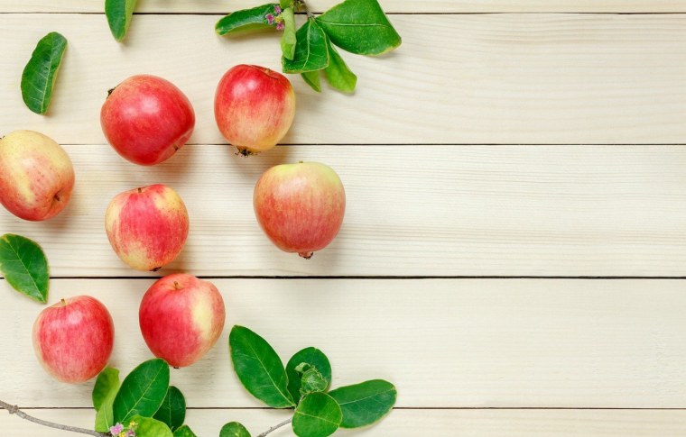 Фрукты на деревянном фоне