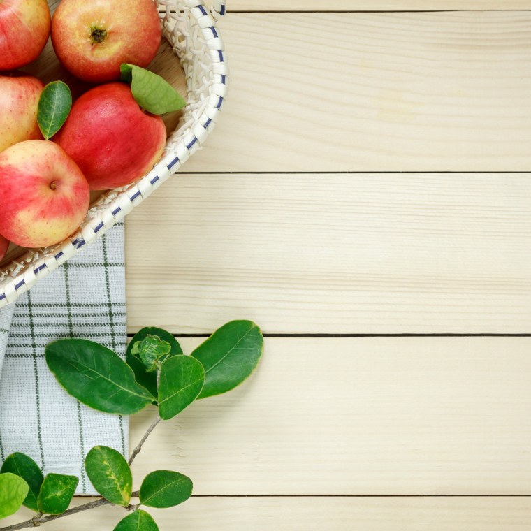 Яблоки на деревянном фоне