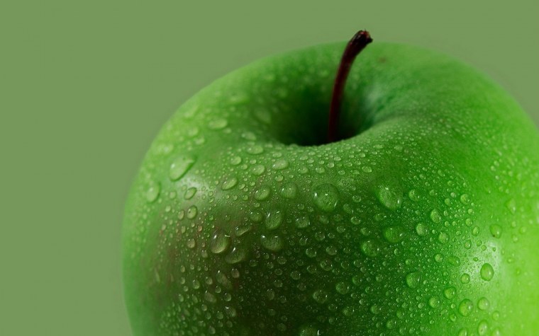 Зеленые яблоки на столе