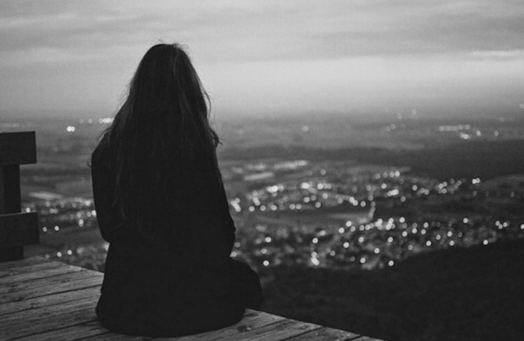 Одинокая девушка