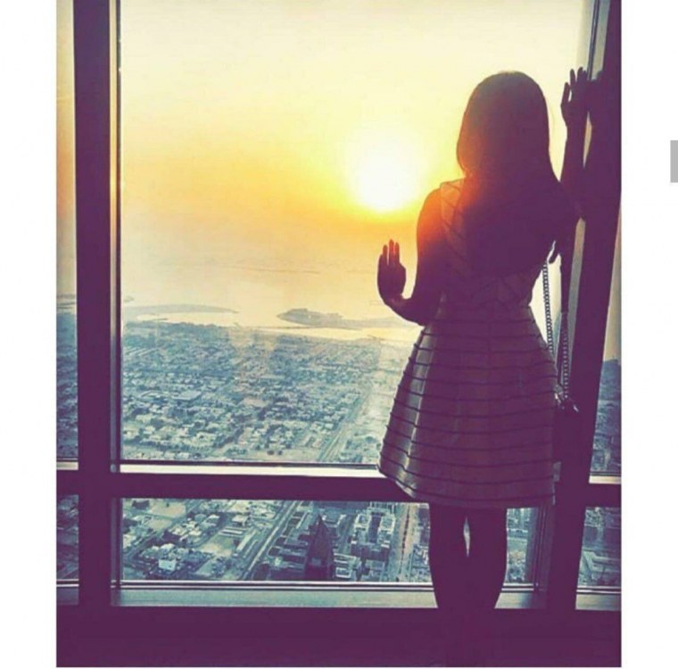 Девушка на качелях