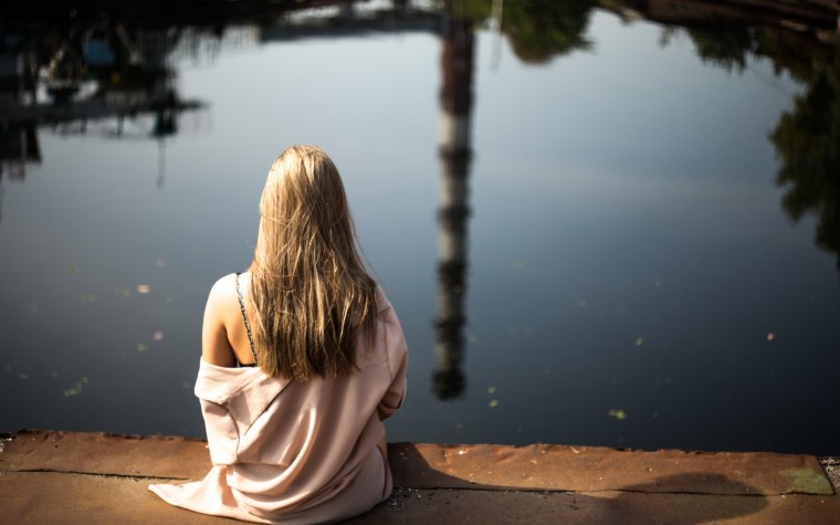 Девушка на пирсе спиной