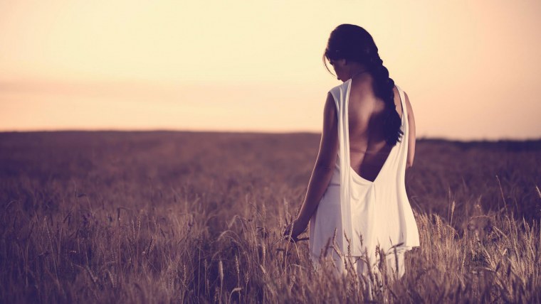 Одинокая девушка