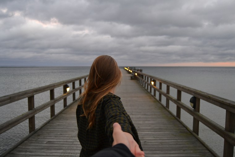 Грустная девушка под дождем