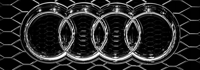 Машина Ауди на черном фоне