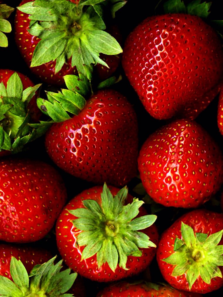 Клубника на черном фоне