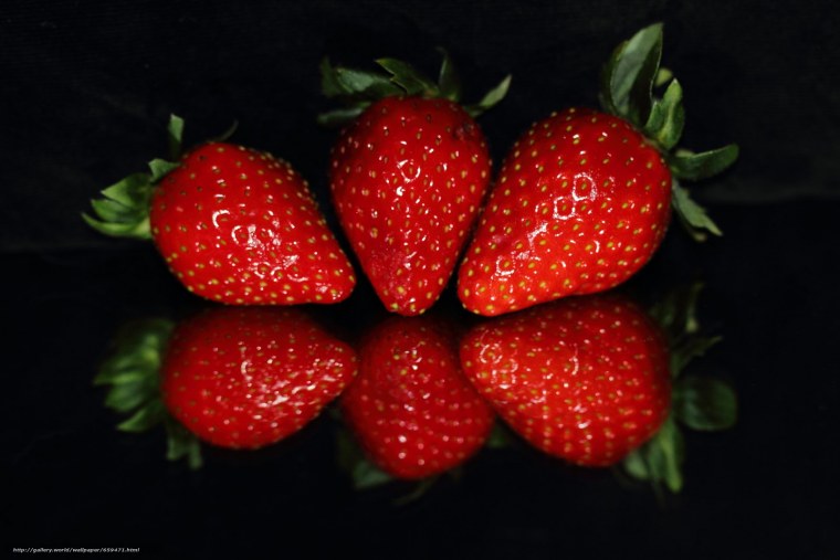 Клубника на черном фоне