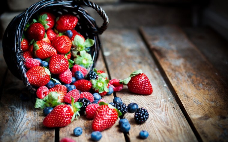 Клубника на черном фоне