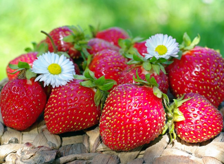 Клубника на черном фоне