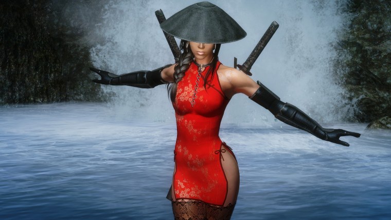 Девушка в купальнике с мечом