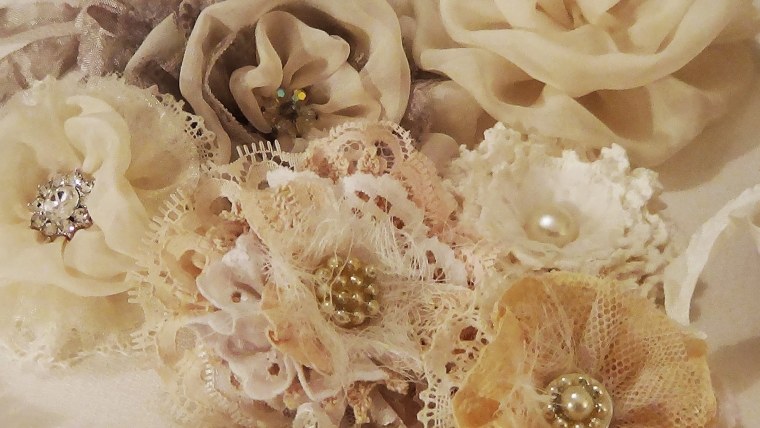 Живые цветы на кружевах