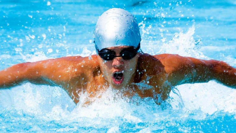 Человек плывет