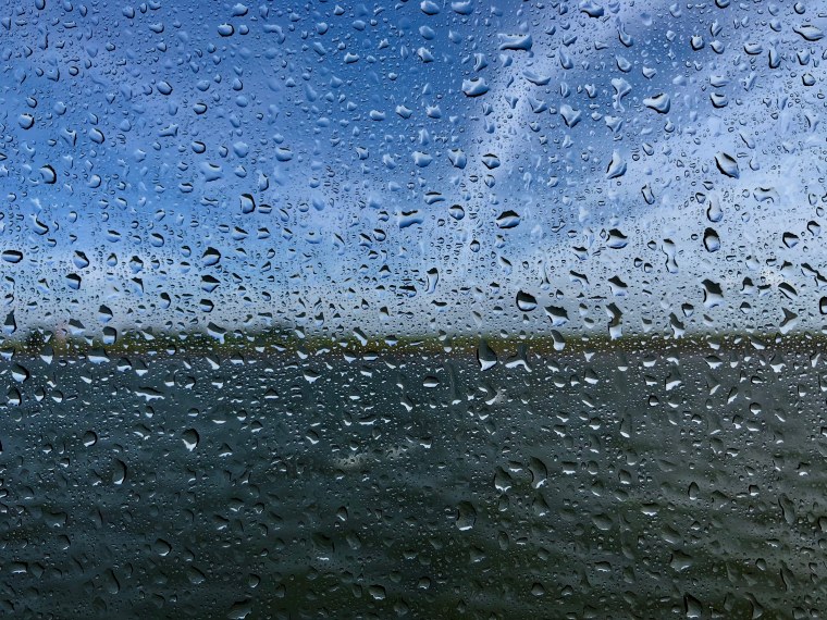 Капли дождя на стекле