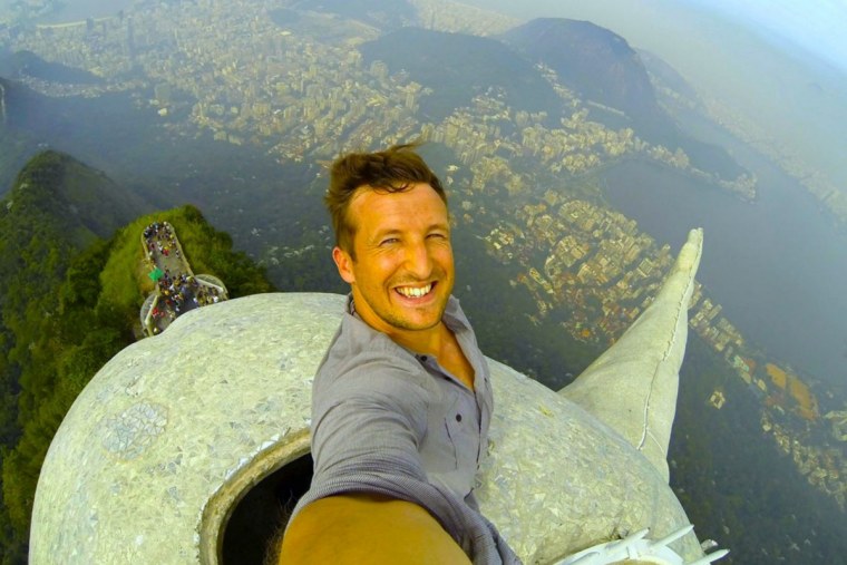 Селфи на статуя Христа-Искупителя в Бразилии