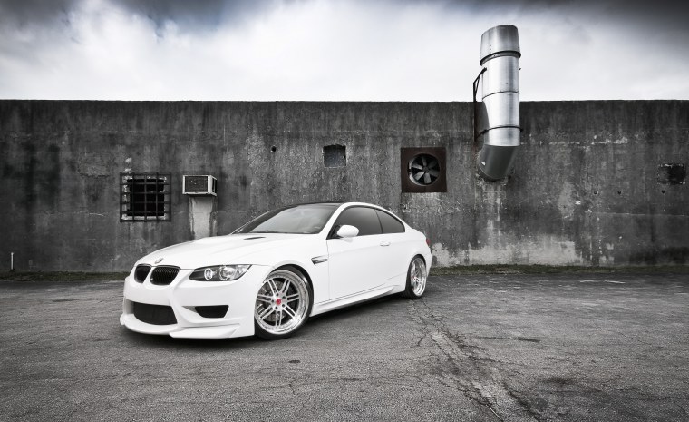 Машина белый БМВ 7