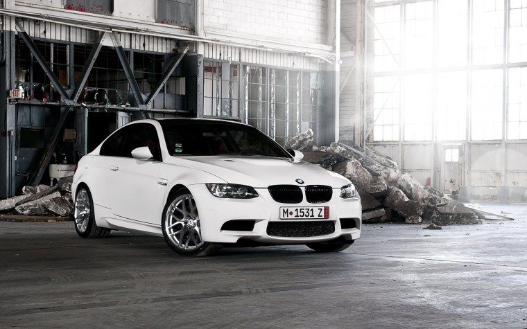 BMW m3 белая с черной крышей