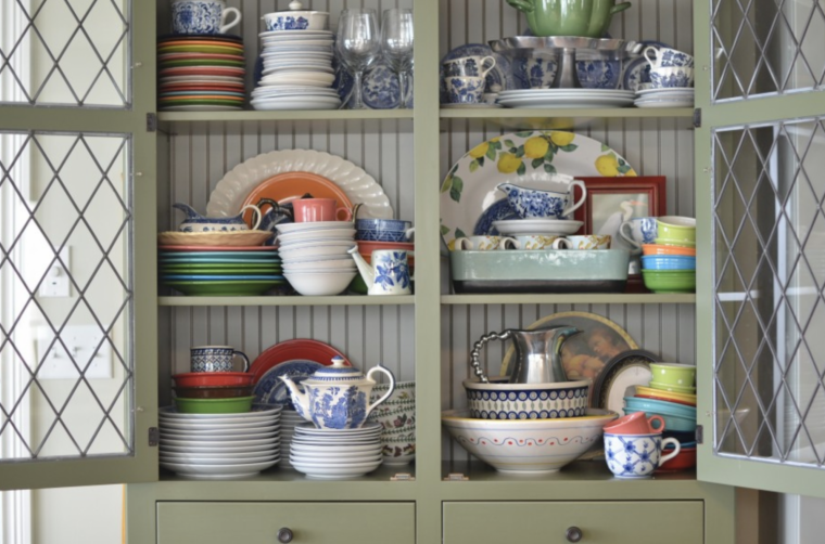 Кухонный шкафчик для посуды