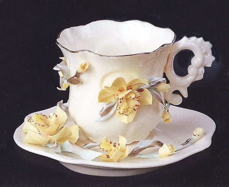 Посуда с лепниной