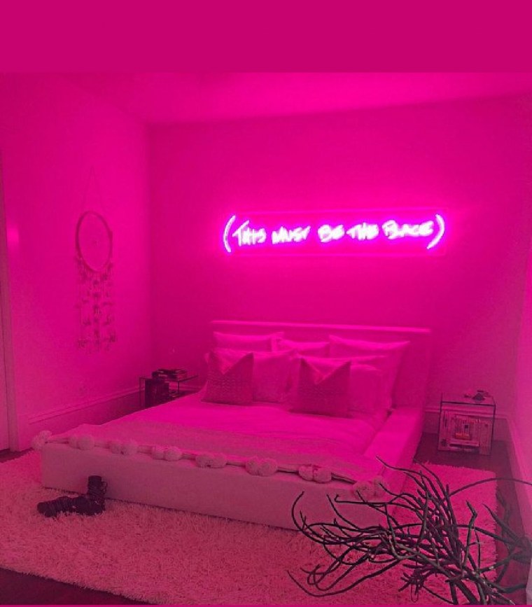 Розовая подсветка в комнату