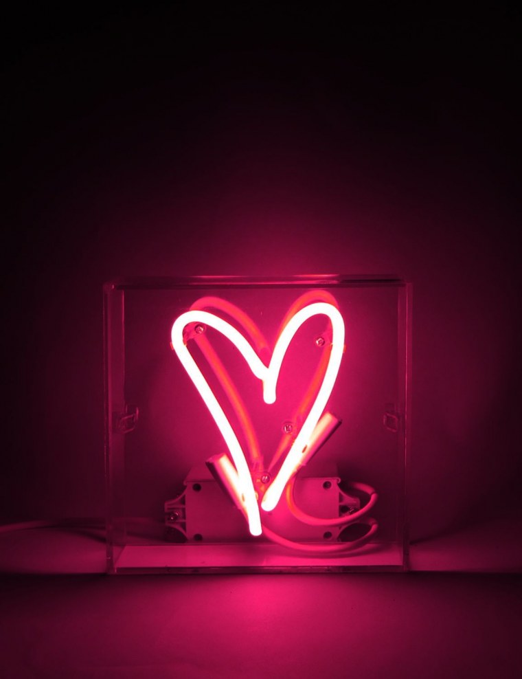 Неоновая надпись Love