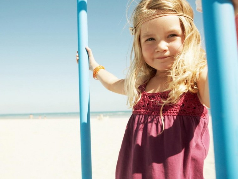 Маленькая светловолосая девочка