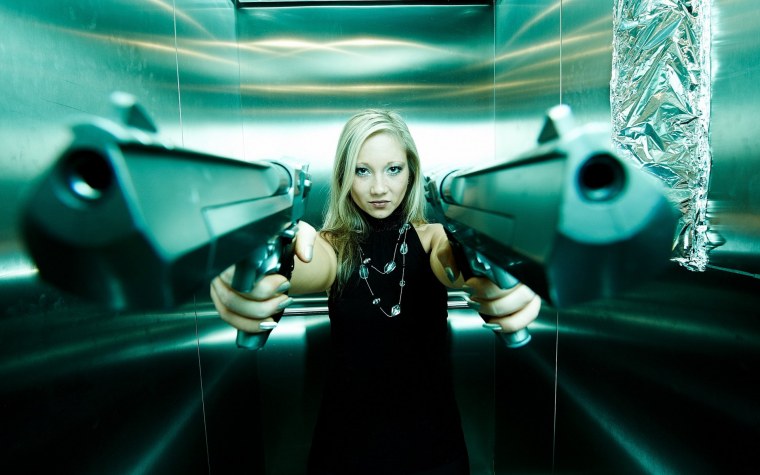 Блондинка с револьвером