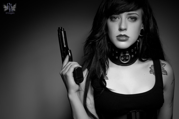 Дерзкая девушка с пистолетом