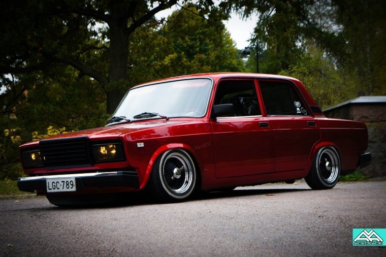 Тюнингованный красный ВАЗ 2107