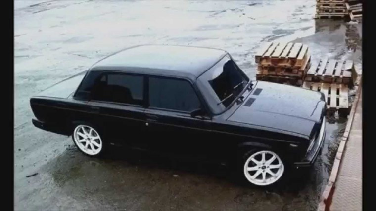 Черный ВАЗ 2107 спорт