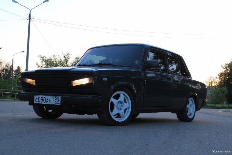 Тюнингованный ВАЗ 2107 черный