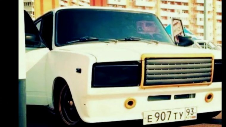 Семерка ВАЗ 2107 белая