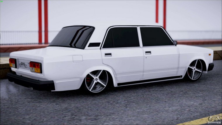 Белый тюнингованный ВАЗ 2107