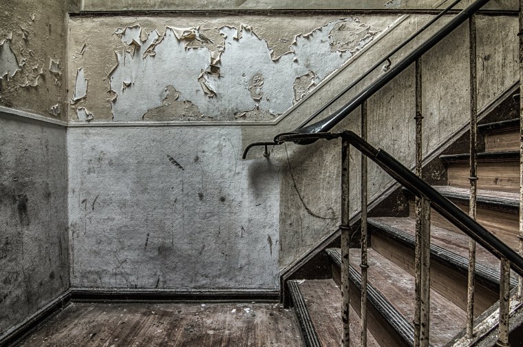 Обшарпанные стены