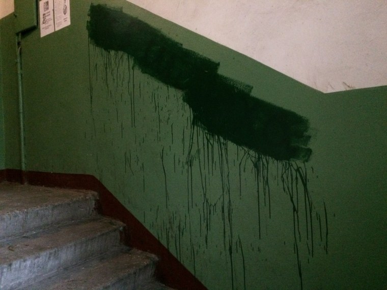 Надписи на стенах в подъезде